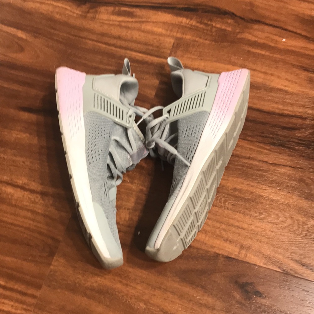 Pumas size 8 gray women’s sneakers - very gently used
